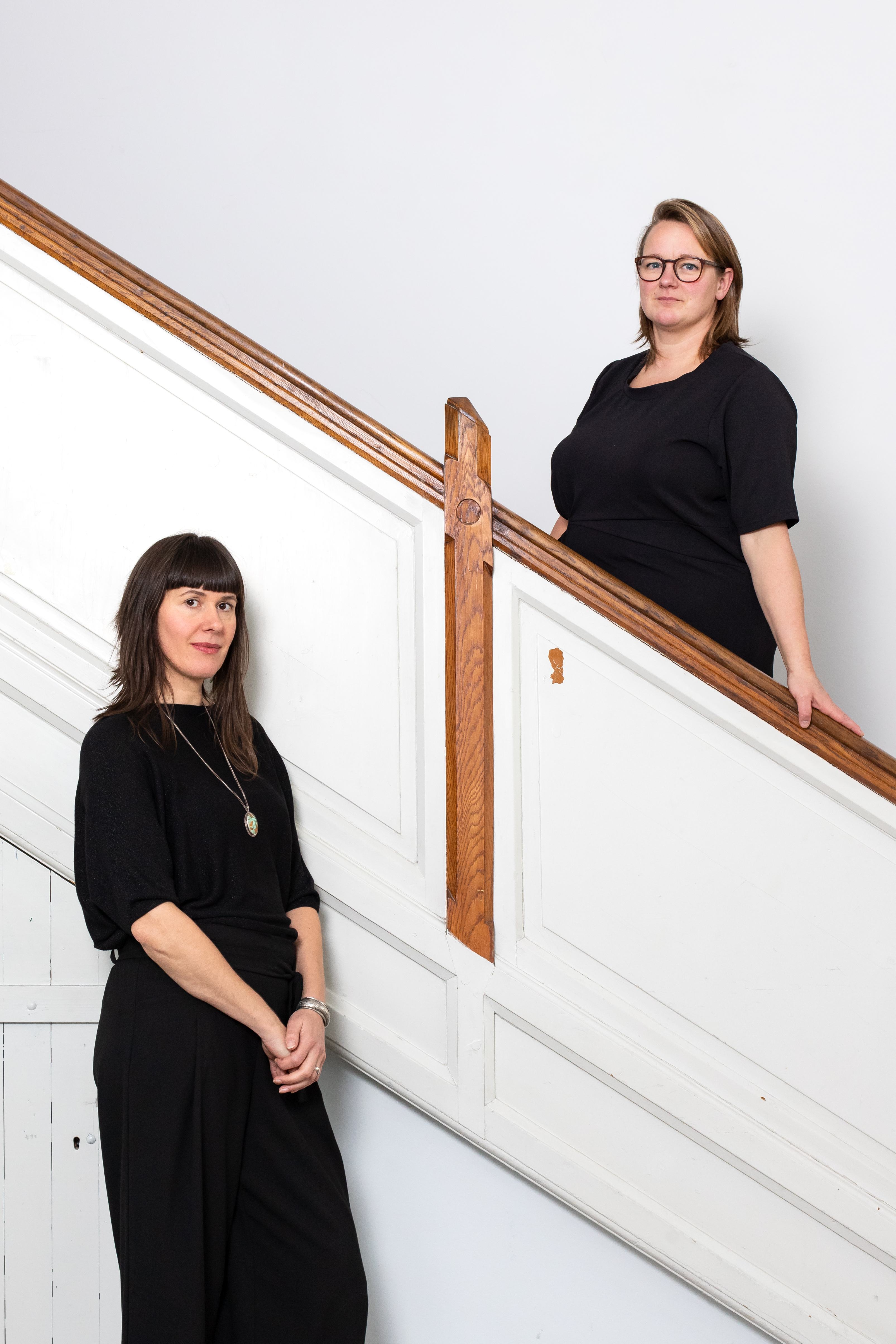 Heidi de Gier en Lotte van Laatum poseren op een witte trap